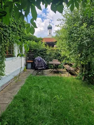 Ein Garten an der Unterkunft 'Sissi' ein zaubehaftes Apartement im modernen Landhausstil