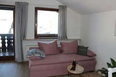 Ein Sitzbereich in der Unterkunft Wohnung Bergtraum inmitten der Ammergauer Alpen