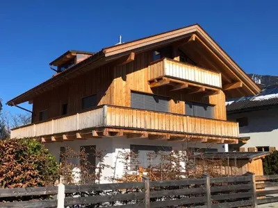 Das Gebäude in dem sich das Ferienhaus befindet