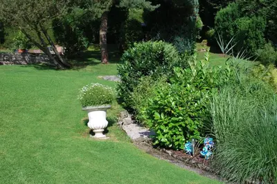 Ein Garten an der Unterkunft Wohnung direkt am Tegernsee mit XL-Terrasse