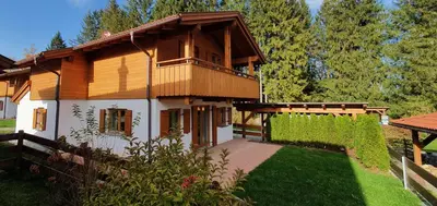 Das Gebäude in dem sich das Ferienhaus befindet
