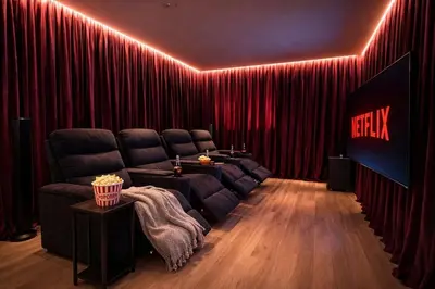 Ein Sitzbereich in der Unterkunft Boutique ChaletS Alpi mit Sauna & Kino
