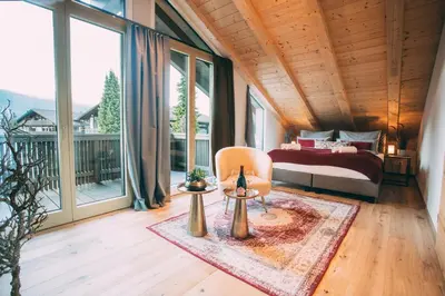 Ein Bett oder Betten in einem Zimmer der Unterkunft Boutique ChaletS Alpi mit Sauna & Kino