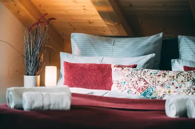 Ein Bett oder Betten in einem Zimmer der Unterkunft Boutique ChaletS Alpi mit Sauna & Kino