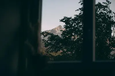 Ein allgemeiner Bergblick oder ein Berglick von des Ferienhauses aus
