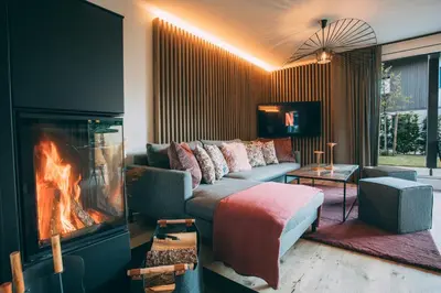 Ein Sitzbereich in der Unterkunft Boutique ChaletS Alpi mit Sauna & Kino