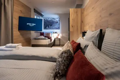 Ein Bett oder Betten in einem Zimmer der Unterkunft Boutique ChaletS Alpi mit Sauna & Kino