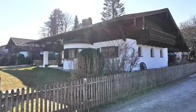 Das Gebäude in dem sich das Ferienhaus befindet