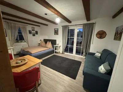 Ein Sitzbereich in der Unterkunft Happy Trails, Cosy One Room Garten Apartment