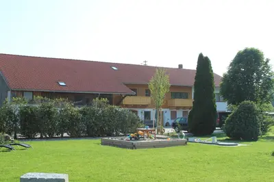 Ein Garten an der Unterkunft Thallerhof