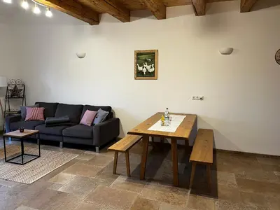 Ein Sitzbereich in der Unterkunft Thallerhof