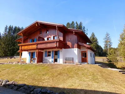 Das Gebäude in dem sich das Ferienhaus befindet