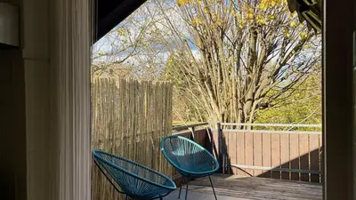 Ein Balkon oder eine Terrasse in der Unterkunft Quiet 2 room garden loft with terrace