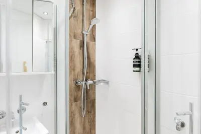 Ein Badezimmer in der Unterkunft GREAT CITY VIEW I 26 FLOOR I NETFLIX and BOXSPRINGBED