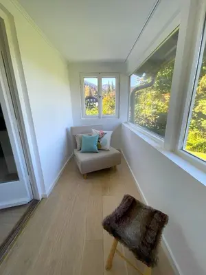 Ein Sitzbereich in der Unterkunft Großzügige FeWo mit Bergblick am Tegernsee