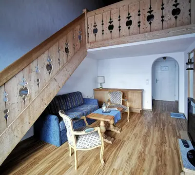Ein Sitzbereich in der Unterkunft Gasthof & Hotel Zur Post