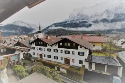 Ein allgemeiner Bergblick oder ein Berglick von der Ferienwohnung aus