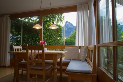 Ein allgemeiner Bergblick oder ein Berglick von der Ferienwohnung aus