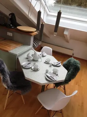 Ein Sitzbereich in der Unterkunft Chiemgau-LOFT zwischen Seenzauber und Gipfelglück