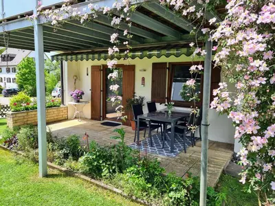 Ein Garten an der Unterkunft Seenahe Gartenwohnung in Schondorf