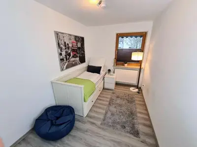 Ein Bett oder Betten in einem Zimmer der Unterkunft Seenahe Gartenwohnung in Schondorf