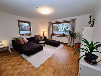 Ein Sitzbereich in der Unterkunft Seenahe Gartenwohnung in Schondorf