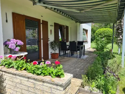 Ein Garten an der Unterkunft Seenahe Gartenwohnung in Schondorf