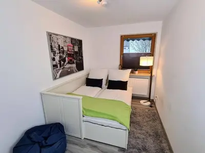 Ein Bett oder Betten in einem Zimmer der Unterkunft Seenahe Gartenwohnung in Schondorf