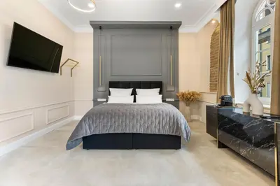 Ein Bett oder Betten in einem Zimmer der Unterkunft NEW I LUXUS Suite I Kingbed I Center