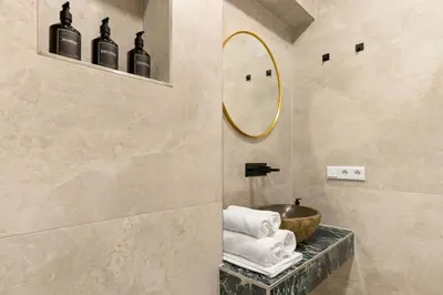 Ein Badezimmer in der Unterkunft DESIGN Studio I Center I Kingbed I NEW