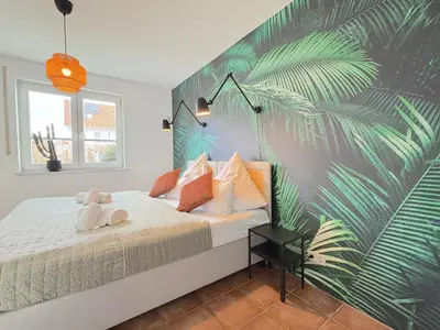 Ein Bett oder Betten in einem Zimmer der Unterkunft Snug Stays 1 I 3-Zimmer Design Apartment am See mit Garten I Home Office I Highspeed Wifi