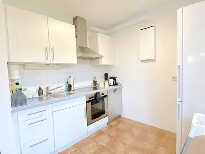 Küche/Küchenzeile in der Unterkunft Snug Stays 1 I 3-Zimmer Design Apartment am See mit Garten I Home Office I Highspeed Wifi