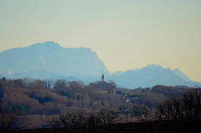 Ein allgemeiner Bergblick oder ein Berglick von der Ferienwohnung aus
