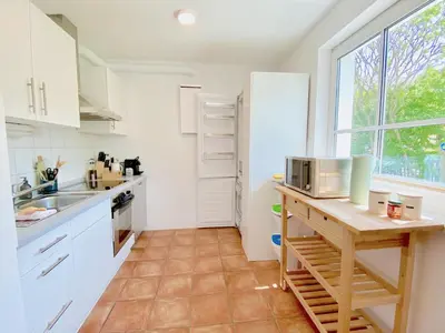 Küche/Küchenzeile in der Unterkunft Snug Stays 1 I 3-Zimmer Design Apartment am See mit Garten I Home Office I Highspeed Wifi