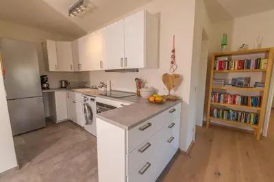 Küche/Küchenzeile in der Unterkunft Helle Wohnung mit Bergblick & eigener Terrasse