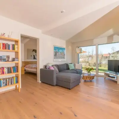 Helle Wohnung mit Bergblick & eigener Terrasse