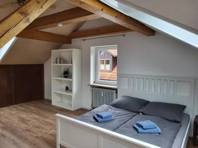 Ein Bett oder Betten in einem Zimmer der Unterkunft Bimax Neu renovierte, gemütl. 4 Zimmer Dachwohnung