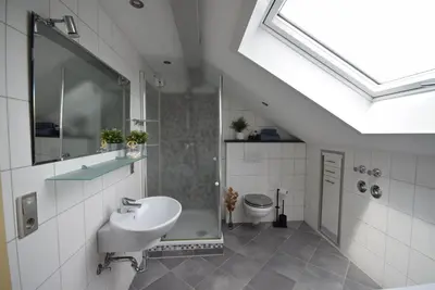 Ein Badezimmer in der Unterkunft Bimax Neu renovierte, gemütl. 4 Zimmer Dachwohnung