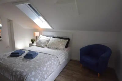 Ein Bett oder Betten in einem Zimmer der Unterkunft Bimax Neu renovierte, gemütl. 4 Zimmer Dachwohnung