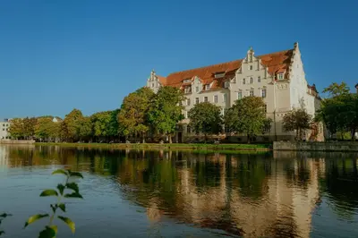 Blick auf einen Fluss in der Nähe des Hotels