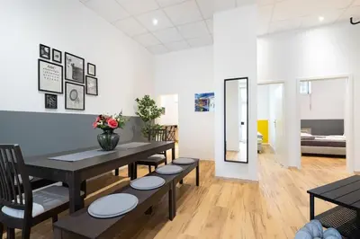 Ein Sitzbereich in der Unterkunft Big Central Apartment near Rotkreuzplatz with 3 BR for 12 PAX