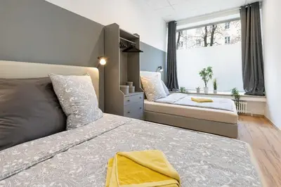 Ein Bett oder Betten in einem Zimmer der Unterkunft Big Central Apartment near Rotkreuzplatz with 3 BR for 12 PAX