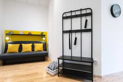 Ein Bett oder Betten in einem Zimmer der Unterkunft Big Central Apartment near Rotkreuzplatz with 3 BR for 12 PAX