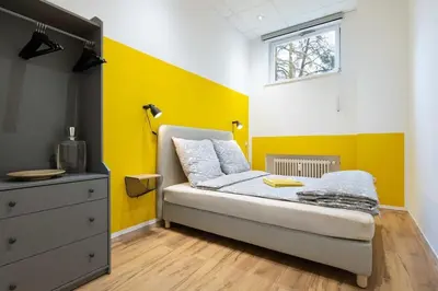 Ein Bett oder Betten in einem Zimmer der Unterkunft Big Central Apartment near Rotkreuzplatz with 3 BR for 12 PAX
