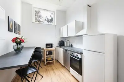 Küche/Küchenzeile in der Unterkunft Big Central Apartment near Rotkreuzplatz with 3 BR for 12 PAX