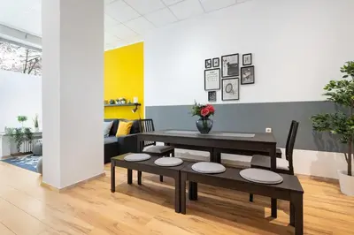 Ein Sitzbereich in der Unterkunft Big Central Apartment near Rotkreuzplatz with 3 BR for 12 PAX