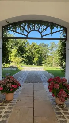Ein Garten an der Unterkunft Gutshof Ferienwohnung in Seenähe