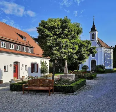 Ein Garten an der Unterkunft Gutshof Ferienwohnung in Seenähe