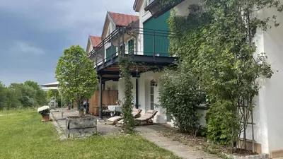 Ein Garten an der Unterkunft Ferienwohnung Gutshof in Seenähe