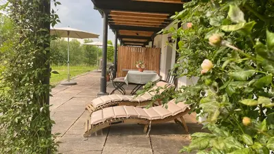 Ein Garten an der Unterkunft Ferienwohnung Gutshof in Seenähe